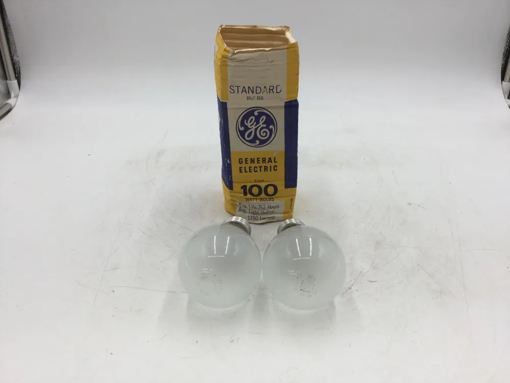 General Electric Standard 100W Bulbs Average Life 750 Hours 1750 Lumens Last Chance