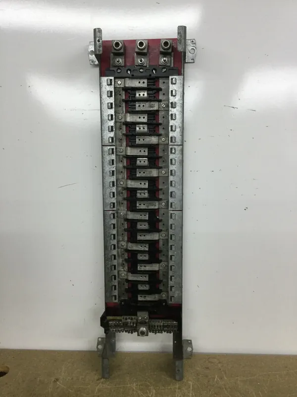 GE General Electric 225 Amp 3 Phase Main Lug Panelboard 42 Circuit 480Y/277 VAC Guts Only 8" X 30.5" Next Day Delivery
